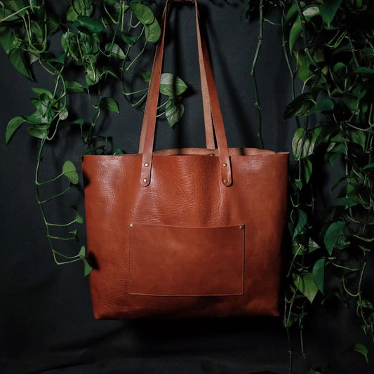 Minimalist full-grain caramel leather shoulder bag for everyday use