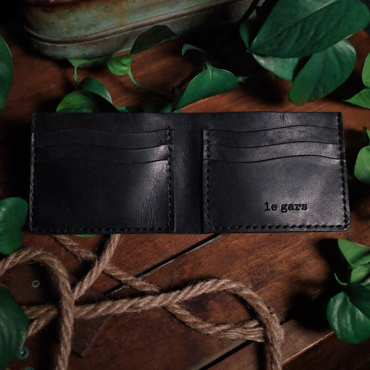 Minimalist full-grain black leather bifold wallet for men and women