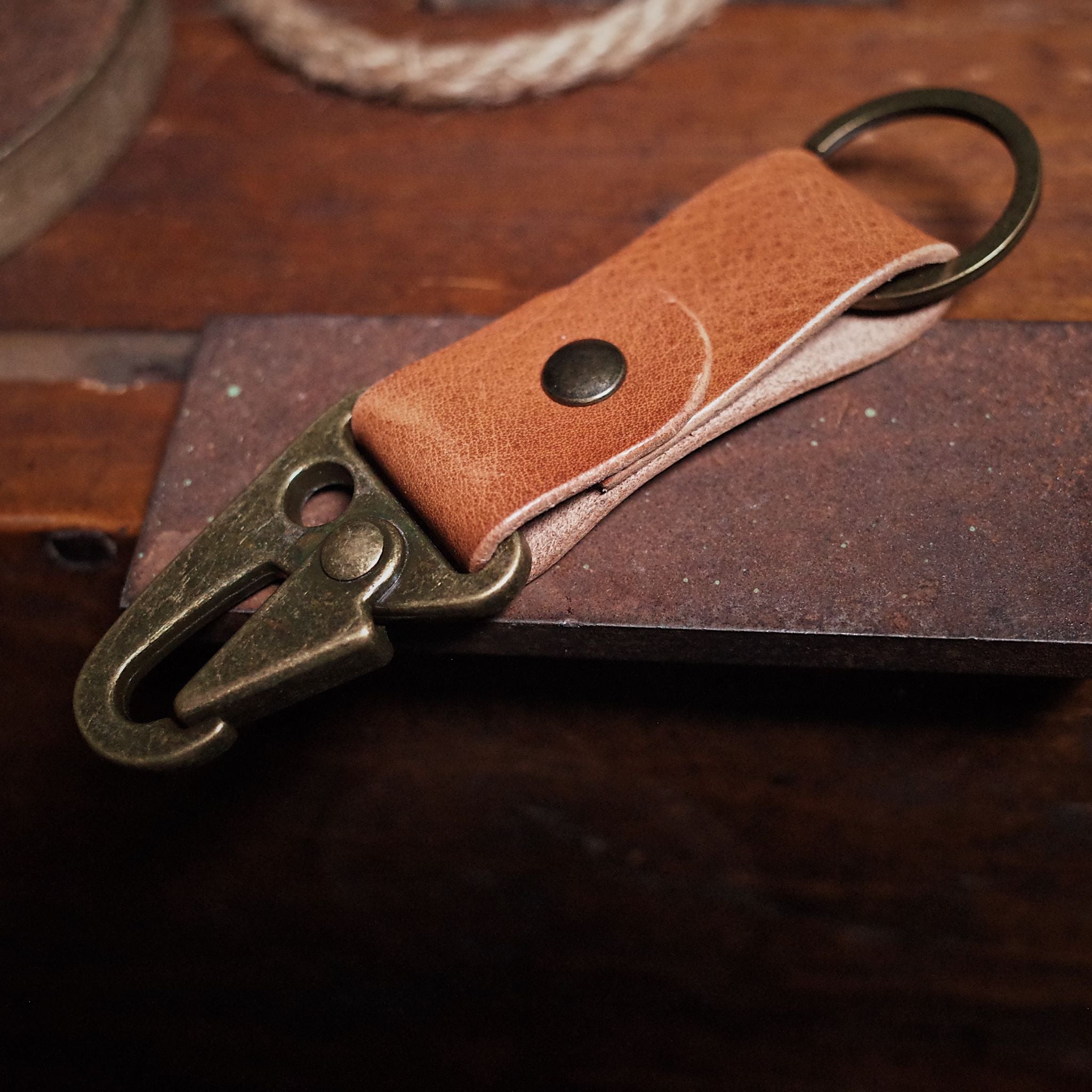 Porte-clés mousqueton marron clair – Le Gars leathercraft