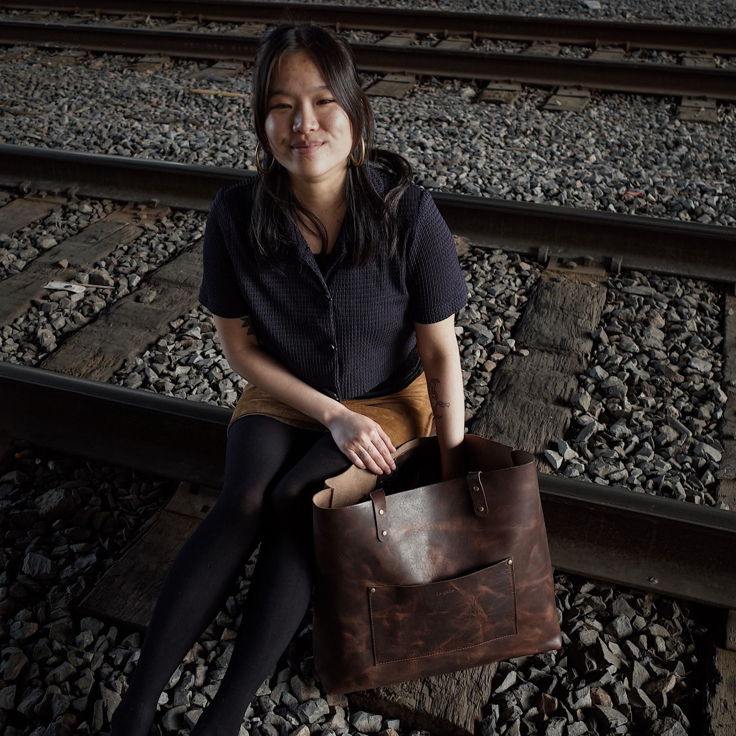 Montreal-made dark-brown leather shoulder bag for eco-conscious buyers

