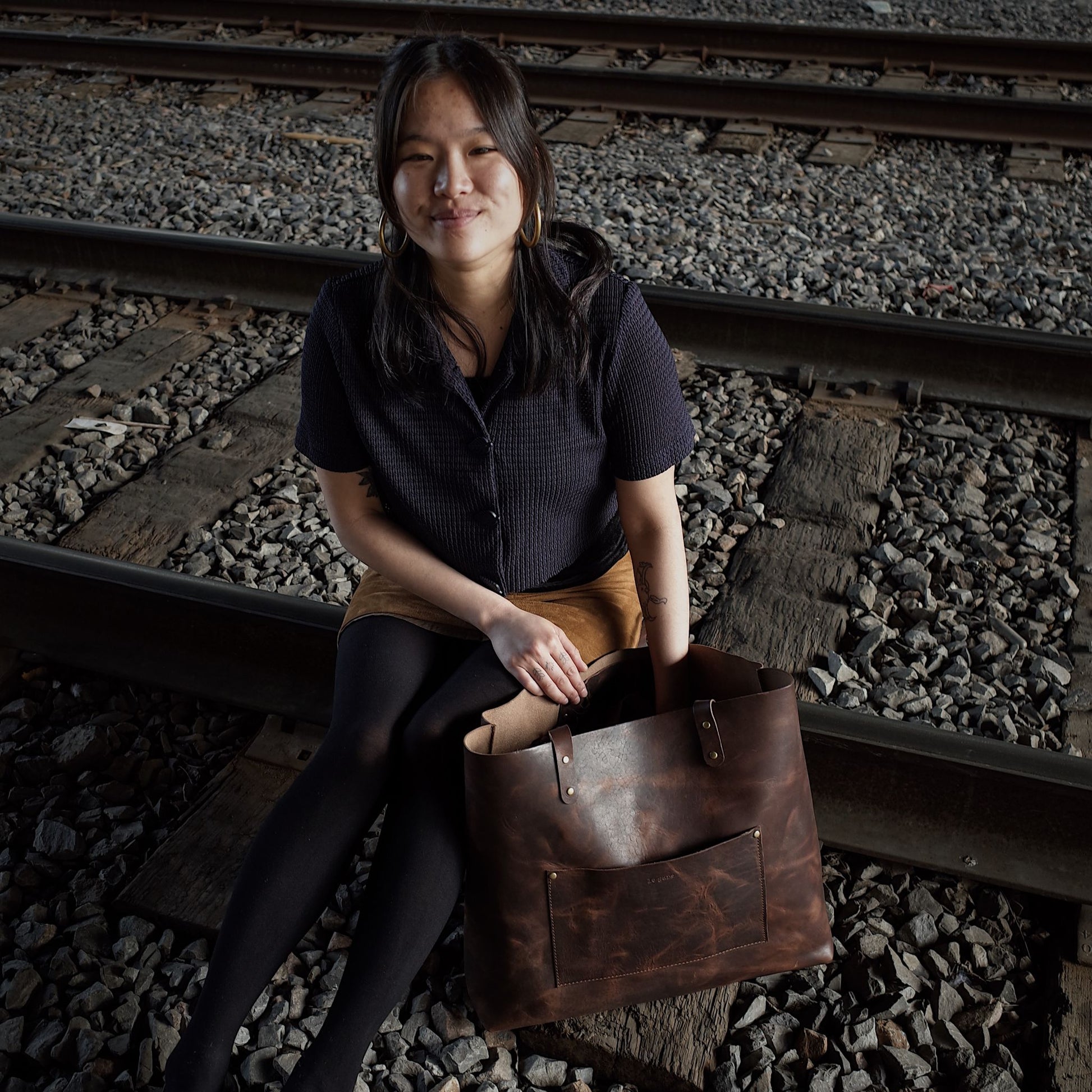 Montreal-made dark-brown leather shoulder bag for eco-conscious buyers
