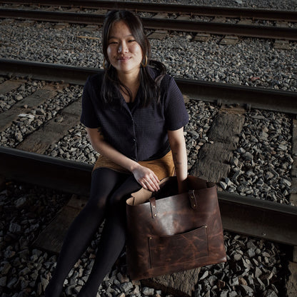 Montreal-made dark-brown leather shoulder bag for eco-conscious buyers

