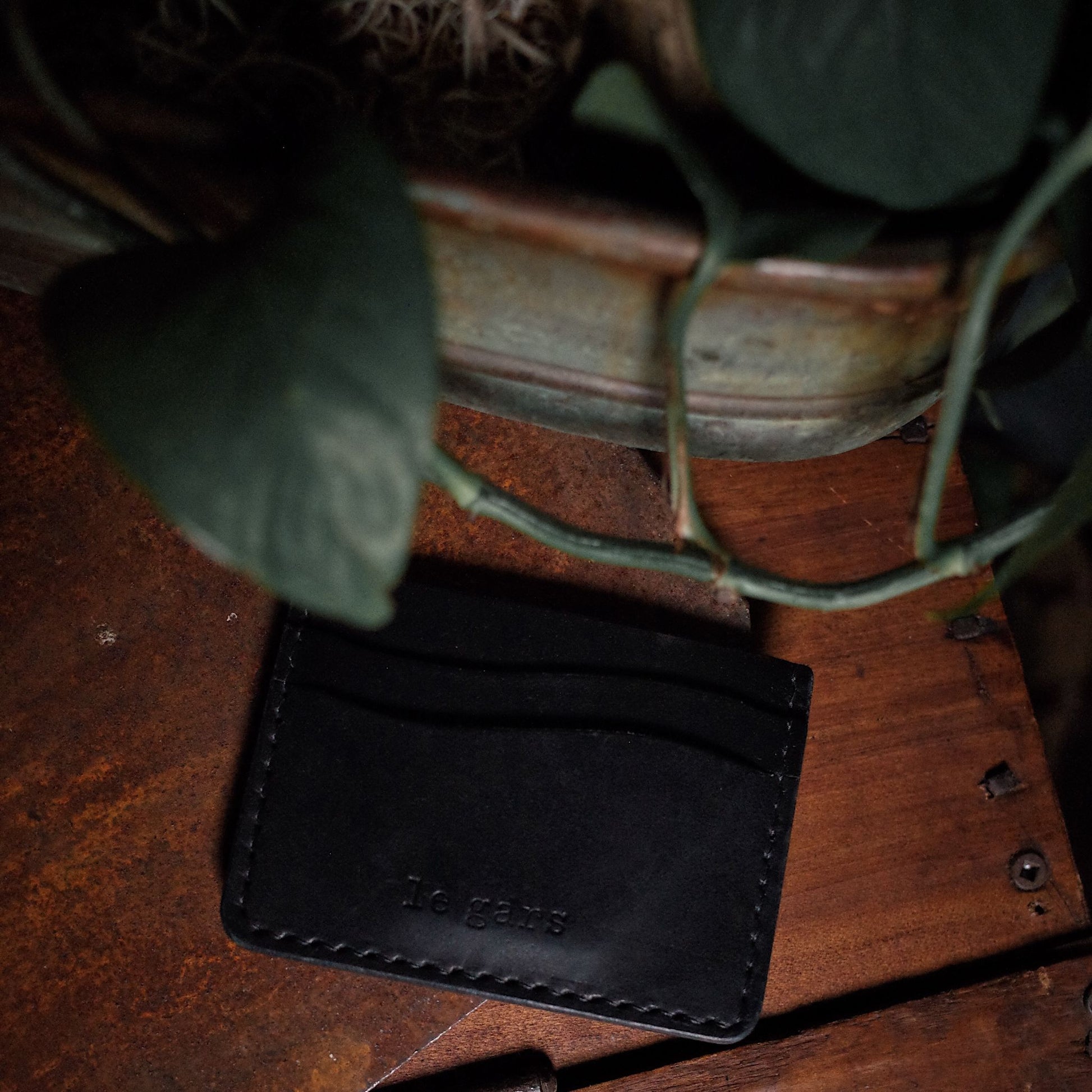 Montreal-made black leather wallet for sustainable fashion
