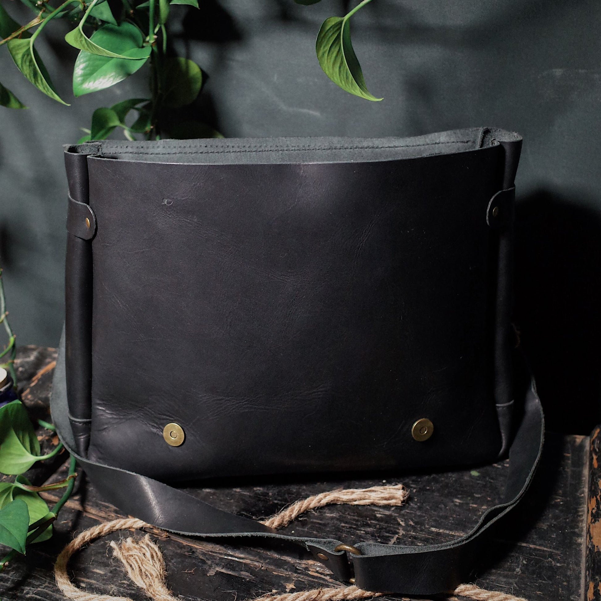 Montreal-made black leather carryall for sustainable fashion
