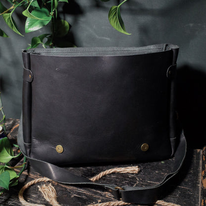 Montreal-made black leather carryall for sustainable fashion
