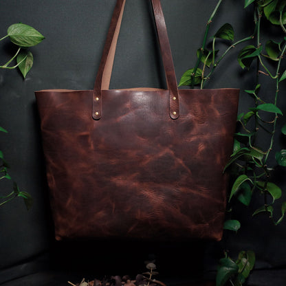 Montreal-made dark-brown leather carryall for sustainable fashion
