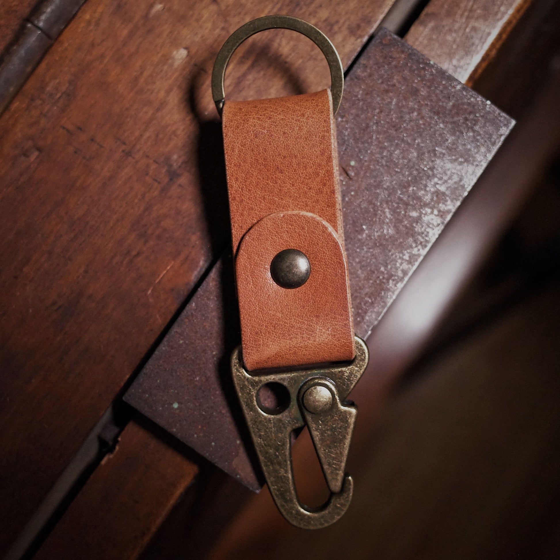 Stylish English tan leather key clasp with heavy-duty carabiner
