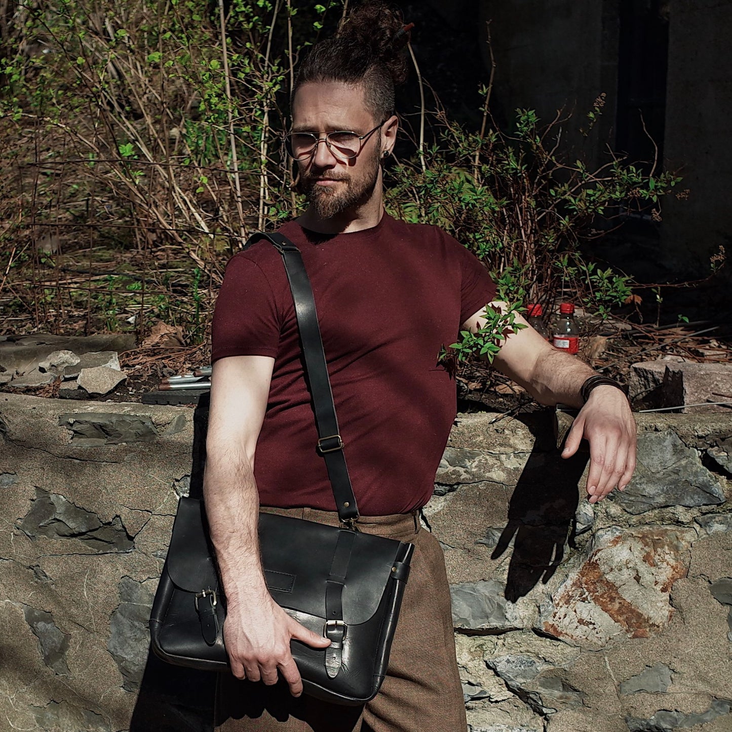 Stylish black leather carryall designed for both men and women
